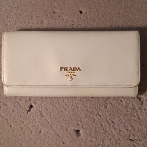Prada wallet off white 🤍